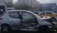 Diyarbakır'da iki otomobil çarpıştı! Kayapınar'daki kazada 3 kişi yaralandı