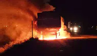 Adilcevaz yolunda seyir halindeki tırın dorsesi alevlere teslim oldu