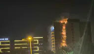 Diyarbakır'da plazada yangın büyüdü, çatıya sıçradı