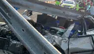 Şanlıurfa yolunda kontrolden çıkan araç bariyerlere girdi