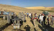 Muş Malazgirt yolunda devrilen traktörün sürücüsü yaşamını yitirdi