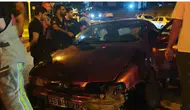 Diyarbakır Kayapınar’da otomobil refüje çarptı: Sürücü araçta sıkıştı
