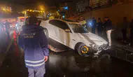 Hakkari'de yağışlı havada kontrolden çıkan otomobil tabelaya çarptı