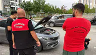 Diyarbakırda otomobilin kaputuna giren yılanı vatandaşlar kendi çabalarıyla çıkardı