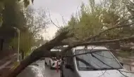 Elazığ'da şiddetli fırtına park halindeki araca zarar verdi