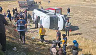 Van Gürpınar yolunda TIR ve minibüs çarpıştı 11 kişi yaralandı