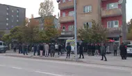 Yüksekova'da kalp krizi geçiren servis sürücüsü binaya çarptı