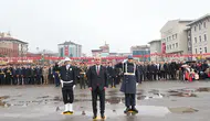 Muş'ta Cumhuriyet Bayramı coşkusu çelenk töreni ve yürüyüşle başladı