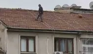 Elazığ'da yürekleri ağza getiren çatı mesaisi