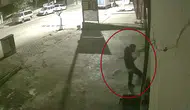 Siirt'te alkollü şahsın iş yeri camını tekmelediği anlar kameraya yansıdı