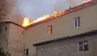 Dağlıca köyündeki okul yangınında Türk bayrağını alevlerin arasından kurtardı