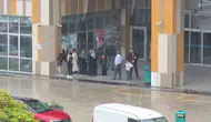 Van'da aniden bastıran yağmur vatandaşları hazırlıksız yakaladı
