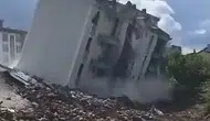 Elazığ'da ağır hasarlı beş katlı bina tek hamlede çöktü