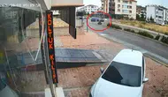 Elazığ'da iki otomobilin karıştığı kaza güvenlik kamerasına yansıdı
