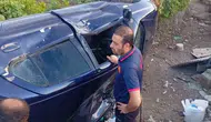 Kurtalan ilçesinde kontrolden çıkan otomobil evin bahçesine devrildi