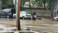 Siverek sokaklarında aniden bastıran sağanak yağış hayatı kısa süreliğine durdurdu
