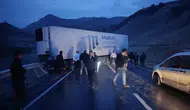 Yüksekova Van karayolunda tır kazası ulaşımı durdurdu