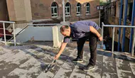Adilcevazlı kasap ile karganın şaşırtan dostluğu görenleri gülümsetiyor
