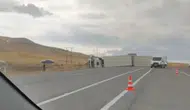 Van Erciş kara yolunda tır devrildi sürücü yaralandı