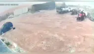Diyarbakırda şiddetli fırtına cami minaresini evin üzerine devirdi