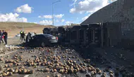 Ağrı Hamur kavşağında pancar yüklü TIR ile otomobil çarpıştı