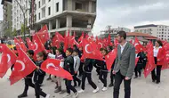 Yüksekova sokakları 110 metrelik dev Türk bayrağı ile kırmızı beyaza büründü