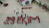 Diyarbakırlı öğrenciler Cumhuriyet coşkusunu tarihi köprüde yaşadı