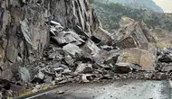 Şırnak Beytüşşebap yolunda dev kayalar trafiği durdurdu