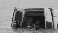 Van'da göle uçan minibüsün sürücüsü kendi çabasıyla kurtuldu