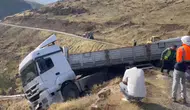 Solhan'da inşaat malzemesi taşıyan tır uçurumun kenarında asılı kaldı