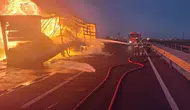 Mardin'de seyir halindeki yağ yüklü tırın dorsesi alevlere teslim oldu