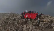Bingöl'de Cumhuriyet coşkusu 2 bin 878 rakımlı Sülbüs Dağı'nın zirvesine taşındı