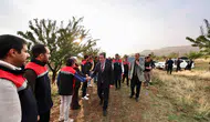 Bitlis Valisi Karakaya Güroymak ilçesinde badem hasadı yaptı