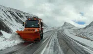 Van Bahçesaray yolunda mevsimin ilk karı yüksek kesimleri beyaza bürüdü