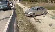 Elazığ Kızılay Mahallesi'nde otomobil yoldan çıkarak araziye uçtu