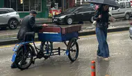 Van sokaklarında aniden bastıran sağanak yağış hayatı durma noktasına getirdi