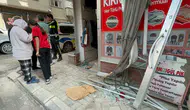 Elazığ'da trafik kazası sonrası ticari taksi dükkana daldı
