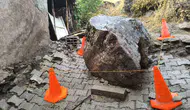 Van Çatak'ta yamaçtan kopan kaya bir evin üzerine düştü