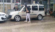 Elazığ'da sağanak yağışı gören vatandaş aracını sokak ortasında yıkadı