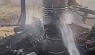 Yüksekova'da bir odunlukta çıkan yangın kışlık hazırlıkları küle çevirdi