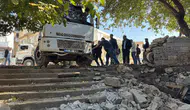 Diyarbakır Çermik'te freni boşalan kamyon evin bahçesine daldı