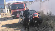 Van Edremit'te park halindeki otomobil alevlere teslim oldu