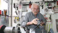 Vanlı Müzbah Usta 60 yıldır baba mesleği bileyiciliği yaşatıyor