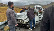 Bitlis Yolalan beldesinde iki otomobil kafa kafaya çarpıştı