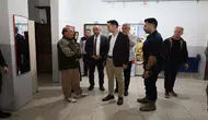 Uludere Kaymakamı Kaya Ortabağ'daki okulun eksiklerini yerinde inceledi