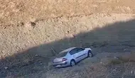 Elazığ Palu'da park halindeki otomobil dere yatağına yuvarlandı