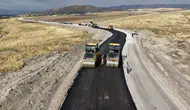 Muş köy yollarında asfalt çalışmaları hız kesmeden devam ediyor