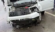 Bingöl yolunda kaza yapan otomobil ağaca çarparak durabildi