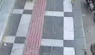 Şanlıurfa'da iki kız kardeşinin okul çantalarını taşıyan ağabeyin örnek davranışı