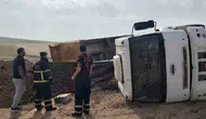 Batman Yenişehir Mahallesinde kum yüklü kamyon devrildi